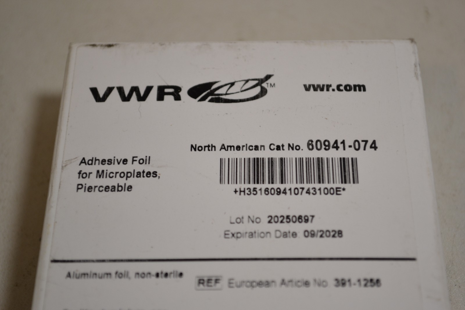 BOX OF 100 VWR PIERCEABLE ADHESIVE FOIL SHEETS FOR MICROPLATES 60941-074