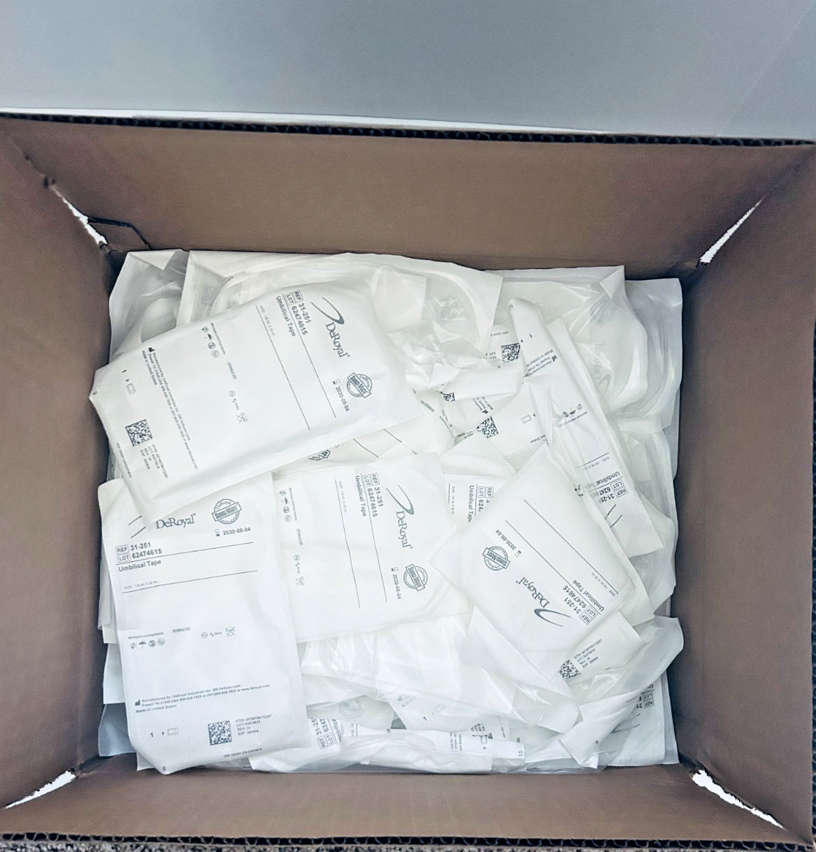 100 x DeRoyal Umbilical Tape 1/8in x 30in White Cotton Sterile 31-251 Exp 2030