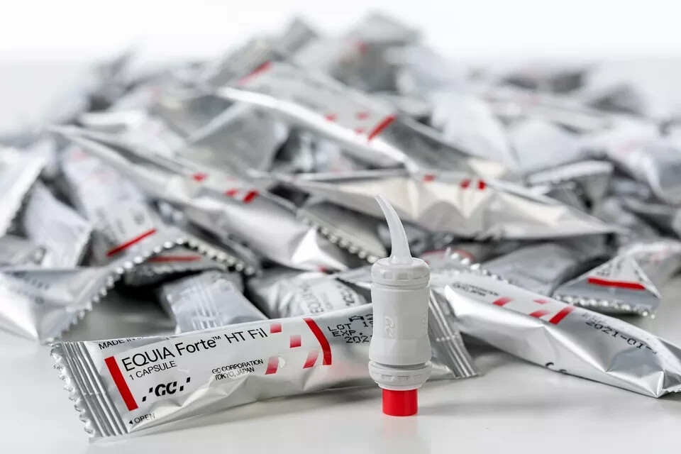 Dental GC EQUIA Forte HT Bulk Fill Glass Hybrid Restorative 25 Capsule Pack
